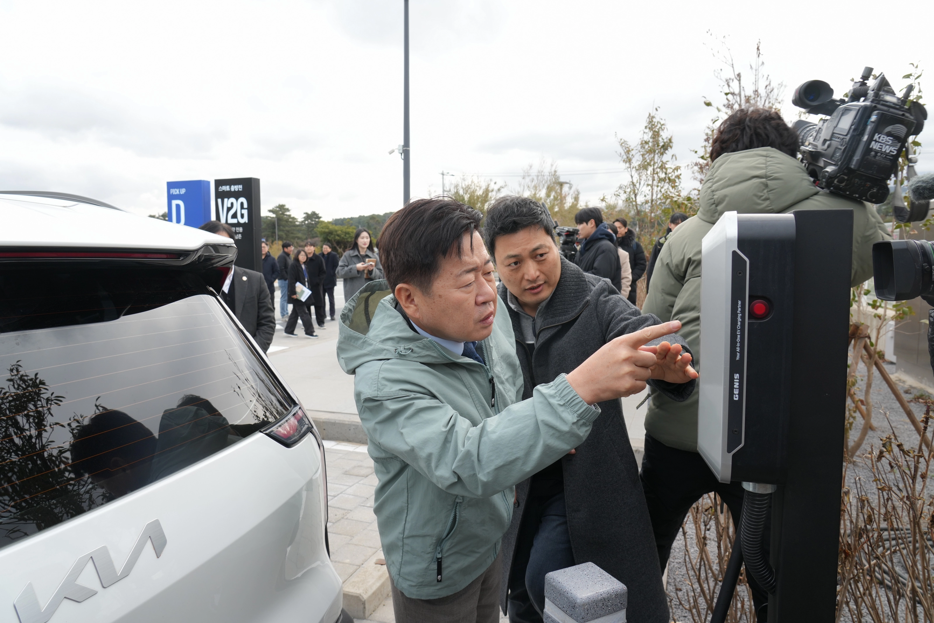 오영훈 제주도지사는 20일 제주 쏘카 터미널을 방문해 전기차와 전력망을 연결하는 ‘V2G(Vehicle to Grid)’ 시범사업 현장을 점검하고 있다. 제주도 제공