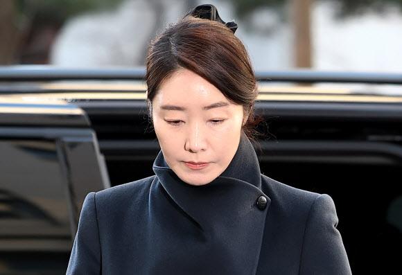 2022년 지방선거를 앞두고 전 사무국장 남모씨를 통해 김경 서울시의원이 공천 대가로 건넨 1억원을 수수한 혐의를 받는 무소속 강선우 의원이 20일 서울 마포구 서울경찰청 공공범죄수사대로 출석하며 입장을 밝히고 있다. 2026.1.20 연합뉴스