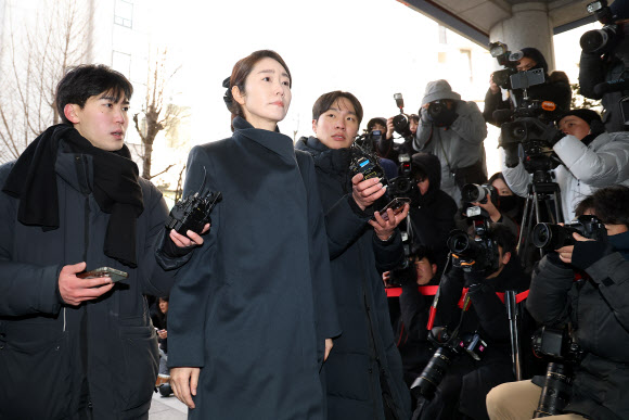 2022년 지방선거를 앞두고 전 사무국장 남모씨를 통해 김경 서울시의원이 공천 대가로 건넨 1억원을 수수한 혐의를 받는 무소속 강선우 의원이 20일 서울 마포구 서울경찰청 공공범죄수사대로 출석하고 있다. 2026.1.20 연합뉴스