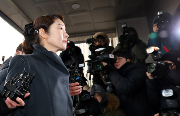 2022년 지방선거를 앞두고 전 사무국장 남모씨를 통해 김경 서울시의원이 공천 대가로 건넨 1억원을 수수한 혐의를 받는 무소속 강선우 의원이 20일 서울 마포구 서울경찰청 공공범죄수사대로 출석하고 있다. 2026.1.20 연합뉴스