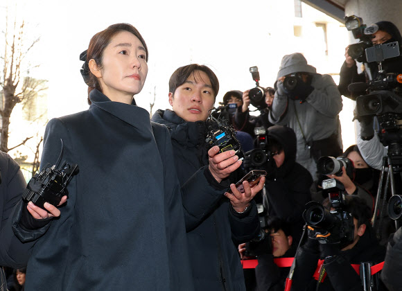 무소속 강선우 의원이 20일 서울 마포구 서울경찰청 공공범죄수사대로 출석하고 있다.  강 의원은 2022년 지방선거를 앞두고 전 사무국장 남모 씨를 통해 김경 서울시의원이 공천 대가로 건넨 1억원을 수수한 혐의를 받는다. 2026.1.20 연합뉴스