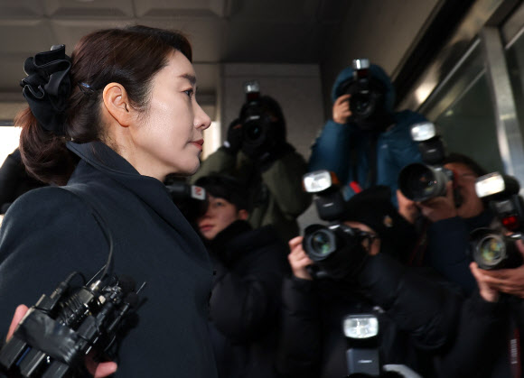 2022년 지방선거를 앞두고 전 사무국장 남모씨를 통해 김경 서울시의원이 공천 대가로 건넨 1억원을 수수한 혐의를 받는 무소속 강선우 의원이 20일 서울 마포구 서울경찰청 공공범죄수사대로 출석하고 있다. 2026.1.20 연합뉴스