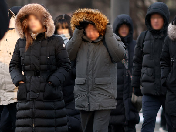 한파특보가 발령된 20일 서울 세종대로 사거리에서 시민들이 횡단보도를 건너고 있다. 2026.1.20 연합뉴스