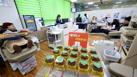 20일 인천 연수구 대한적십자사 인천지사 헌혈의 집 연수센터에서 시민들이 헌혈하고 있다. 최근 겨울철 혈액 부족으로 실시하고 있는 ‘두쫀쿠(두바이 쫀득 쿠키)’ 증정 이벤트가 화제를 모으고 있다. 2026.1.20 연합뉴스