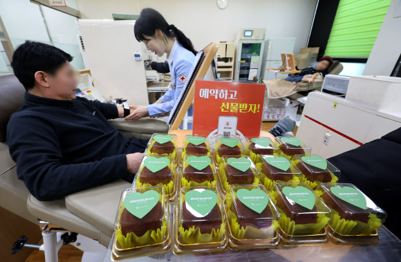 20일 인천 연수구 대한적십자사 인천지사 헌혈의 집 연수센터에서 시민들이 헌혈하고 있다. 최근 겨울철 혈액 부족으로 실시하고 있는 ‘두쫀쿠(두바이 쫀득 쿠키)’ 증정 이벤트가 화제를 모으고 있다. 2026.1.20 연합뉴스