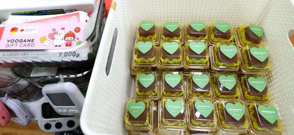 20일 인천 연수구 대한적십자사 인천지사 헌혈의 집 연수센터에서 시민들이 헌혈하고 있다. 최근 겨울철 혈액 부족으로 실시하고 있는 ‘두쫀쿠(두바이 쫀득 쿠키)’ 증정 이벤트가 화제를 모으고 있다. 2026.1.20 연합뉴스