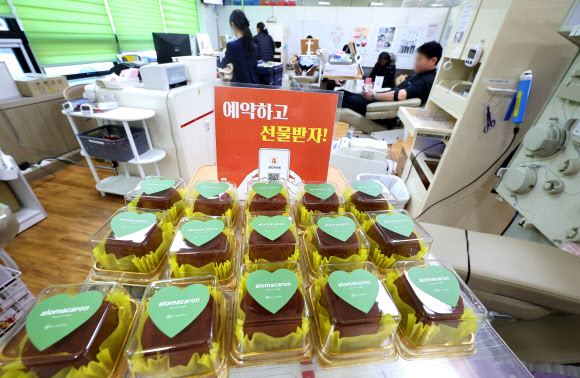20일 인천 연수구 대한적십자사 인천지사 헌혈의 집 연수센터에서 시민들이 헌혈하고 있다. 최근 겨울철 혈액 부족으로 실시하고 있는 ‘두쫀쿠(두바이 쫀득 쿠키)’ 증정 이벤트가 화제를 모으고 있다. 2026.1.20 연합뉴스