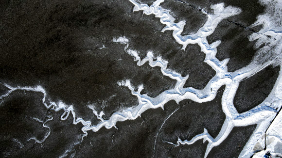 절기상 대한(大寒)인 20일 인천 강화군 선두항 앞 갯벌이 얼어 있다. 2026.1.20. 연합뉴스