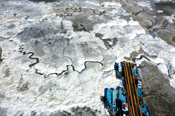 절기상 대한(大寒)인 20일 인천 강화군 분오항 앞 갯벌이 얼어 있다. 2026.1.20 연합뉴스