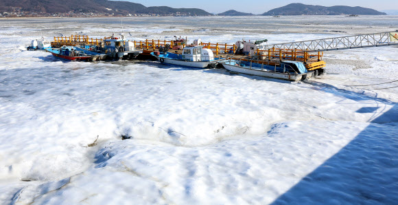절기상 대한(大寒)인 20일 인천 강화군 분오항 앞 갯벌이 얼어 있다. 2026.1.20 연합뉴스