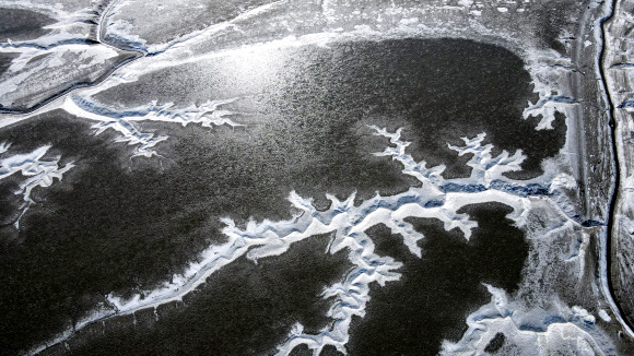 절기상 대한(大寒)인 20일 인천 강화군 선두항 앞 갯벌이 얼어 있다. 2026.1.20 연합뉴스