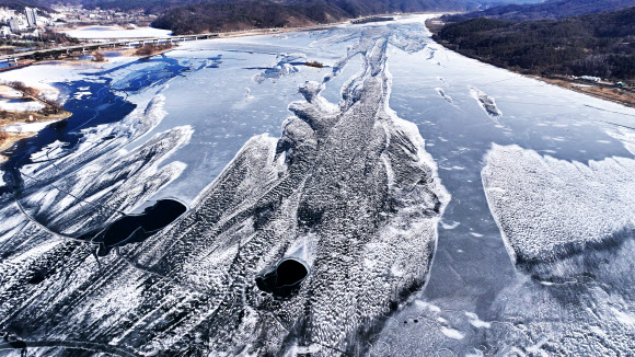 한파가 몰아친 20일 경기도 양평군 두물머리 주변 남한강이 얼어있다. 2026.1.20 연합뉴스