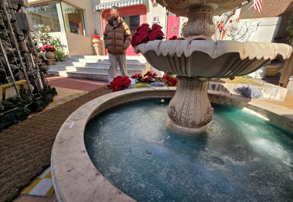 충북 전역에 한파주의보가 내려진 20일 청주시의 한 카페 앞 분수대 물이 꽁꽁 얼어붙어 있다. 2026.1.20 연합뉴스