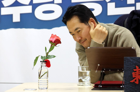 통일교·공천헌금 ‘쌍특검’ 수용을 요구하며 엿새째 단식 농성 중인 국민의힘 장동혁 대표가 20일 국회 로텐더홀 단식 농성장에서 장미꽃을 바라보고 있다. 2026.1.20 연합뉴스