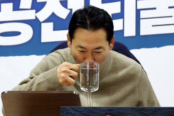 통일교·공천헌금 ‘쌍특검’ 수용을 요구하며 엿새째 단식 농성 중인 국민의힘 장동혁 대표가 20일 국회 로텐더홀 단식 농성장에서 물을 마시고 있다. 2026.1.20 연합뉴스