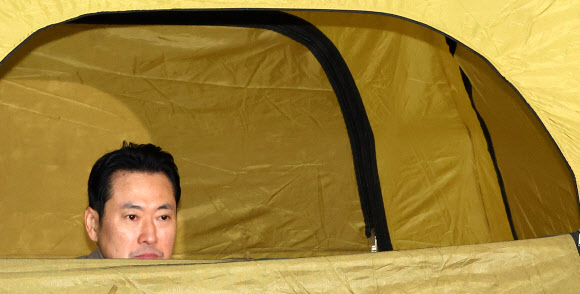 통일교·공천헌금 ‘쌍특검’ 수용을 요구하며 엿새째 단식 농성 중인 국민의힘 장동혁 대표가 20일 국회 로텐더홀 단식 농성장 텐트에 앉아 있다. 2026.1.20 연합뉴스