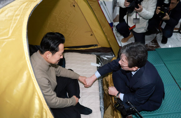 더불어민주당에 통일교·공천헌금 ‘쌍특검’ 수용을 요구하며 엿새째 단식 농성 중인 국민의힘 장동혁 대표가 20일 국회 로텐더홀 단식 농성장을 찾은 유승민 전 의원과 대화하고 있다. 2026.1.20 연합뉴스