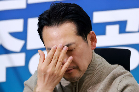더불어민주당에 통일교·공천헌금 ‘쌍특검’ 수용을 요구하며 엿새째 단식 농성 중인 국민의힘 장동혁 대표가 20일 국회 로텐더홀 단식 농성장에서 얼굴을 만지고 있다. 2026.1.20 연합뉴스