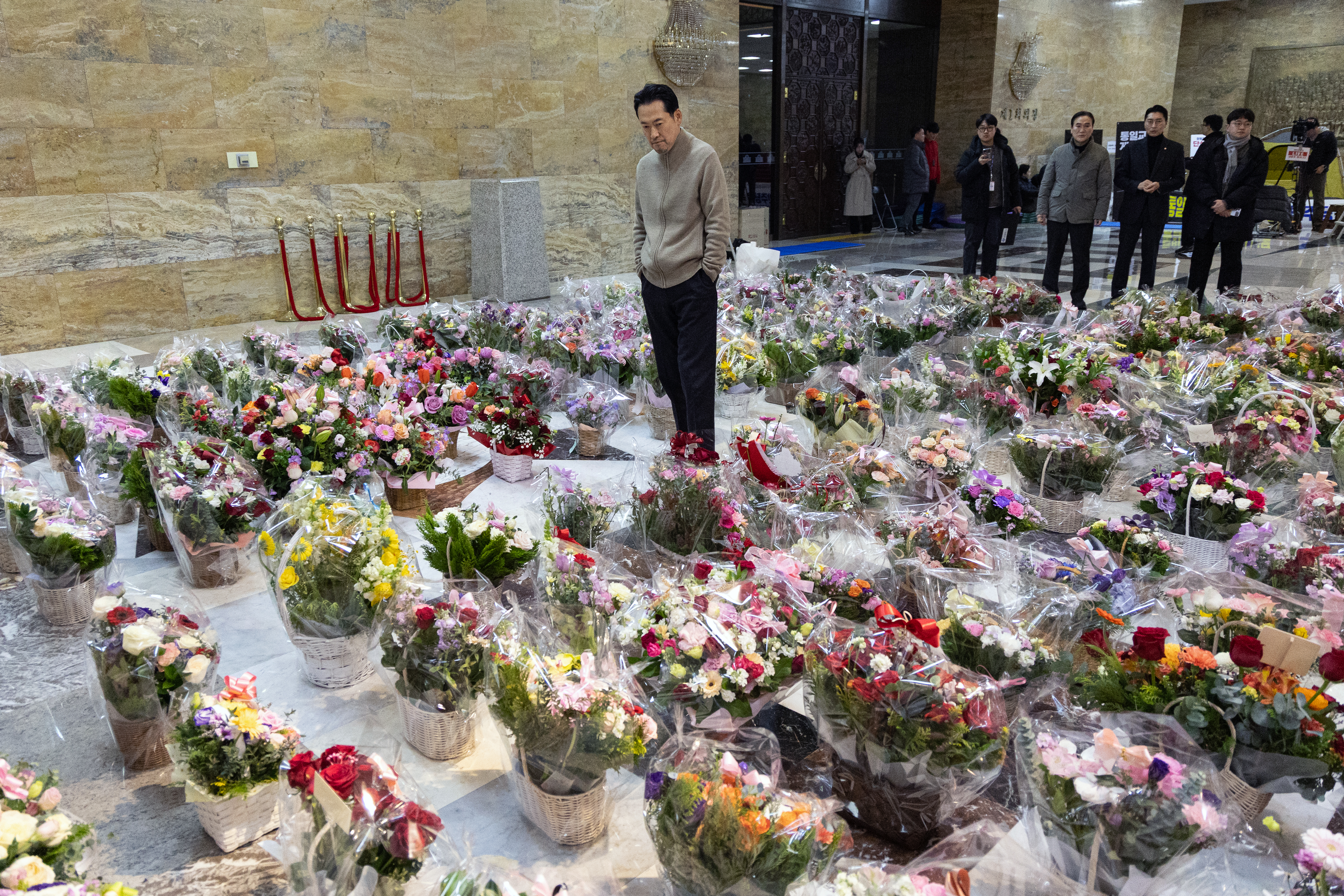 더불어민주당의 통일교 및 공천뇌물 특검 수용을 촉구하며 6일째 단식을 이어가고 있는 장동혁 국민의힘 대표가 20일 서울 여의도 국회 로텐더홀에서 응원 꽃바구니를 바라보고 있다. 2026.1.20. 뉴스1