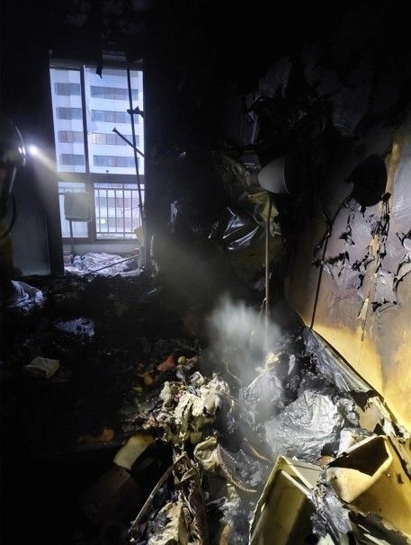 20일 전남 광양소방서에 따르면 전날 오후 5시 23분쯤 광양시 한 아파트 5층 거실에서 불이 났다는 신고가 접수됐다. 2026.1.20 뉴시스(전남소방본부 제공)