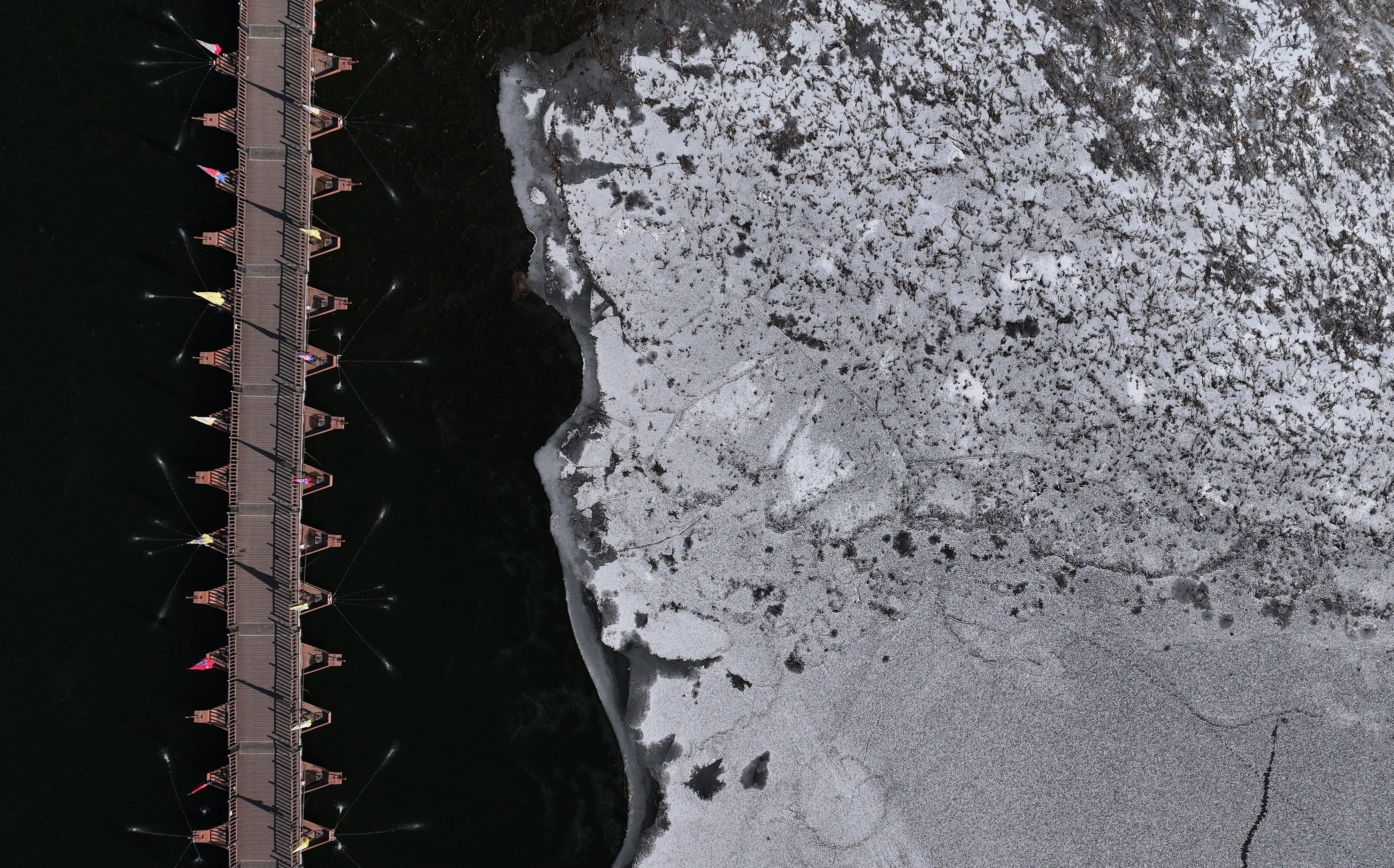 올겨울 최강 한파에 남한강도 ‘얼음’… 주말 지나야 ‘땡’  24절기 중 마지막인 대한(大寒)을 맞은 20일 전국 최저기온이 영하 20도까지 내려가는 등 이번 겨울 최강 한파가 찾아온 가운데 경기 양평군 두물머리 주변 남한강이 하얗게 얼어붙어 있다. 이번 추위는 주말까지 이어질 것으로 예보됐다. 연합뉴스