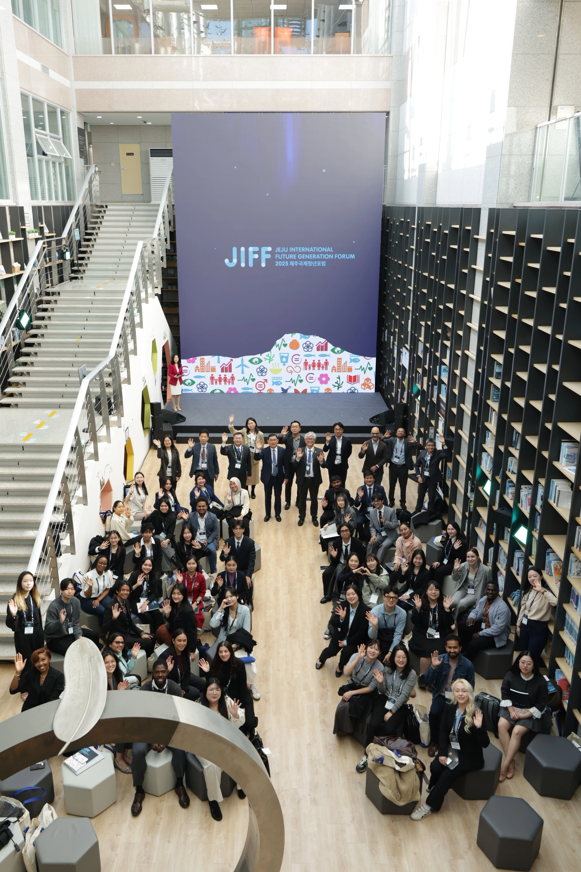 지난해 11월 제주국제평화센터에서 5개 대륙 18개국 청년 48명이 참여한 가운데 개최된 제주국제청년포럼.
제주도 제공