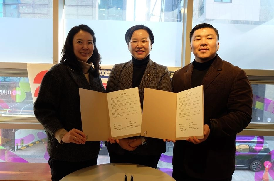 지난 20일 헬로우뮤지움-소울브릿지학교 업무협약식에 참석한 이민옥 의원(가운데)