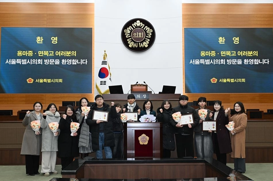 본회의장을 참관한 면목고·용마중 학생·학부모와 기념촬영하는 이영실 의원