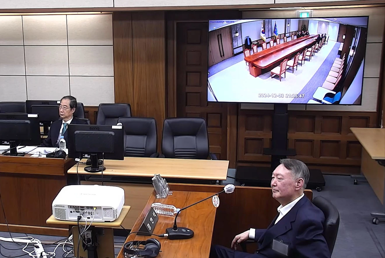 한덕수 내란 재판에 증인으로 출석한 윤석열  윤석열 전 대통령이 19일 서울 서초구 서울중앙지방법원에서 열린 한덕수 전 국무총리의 내란 재판에 증인으로 출석해 증거 CCTV 영상을 지켜보고 있다. 
서울중앙지법 제공