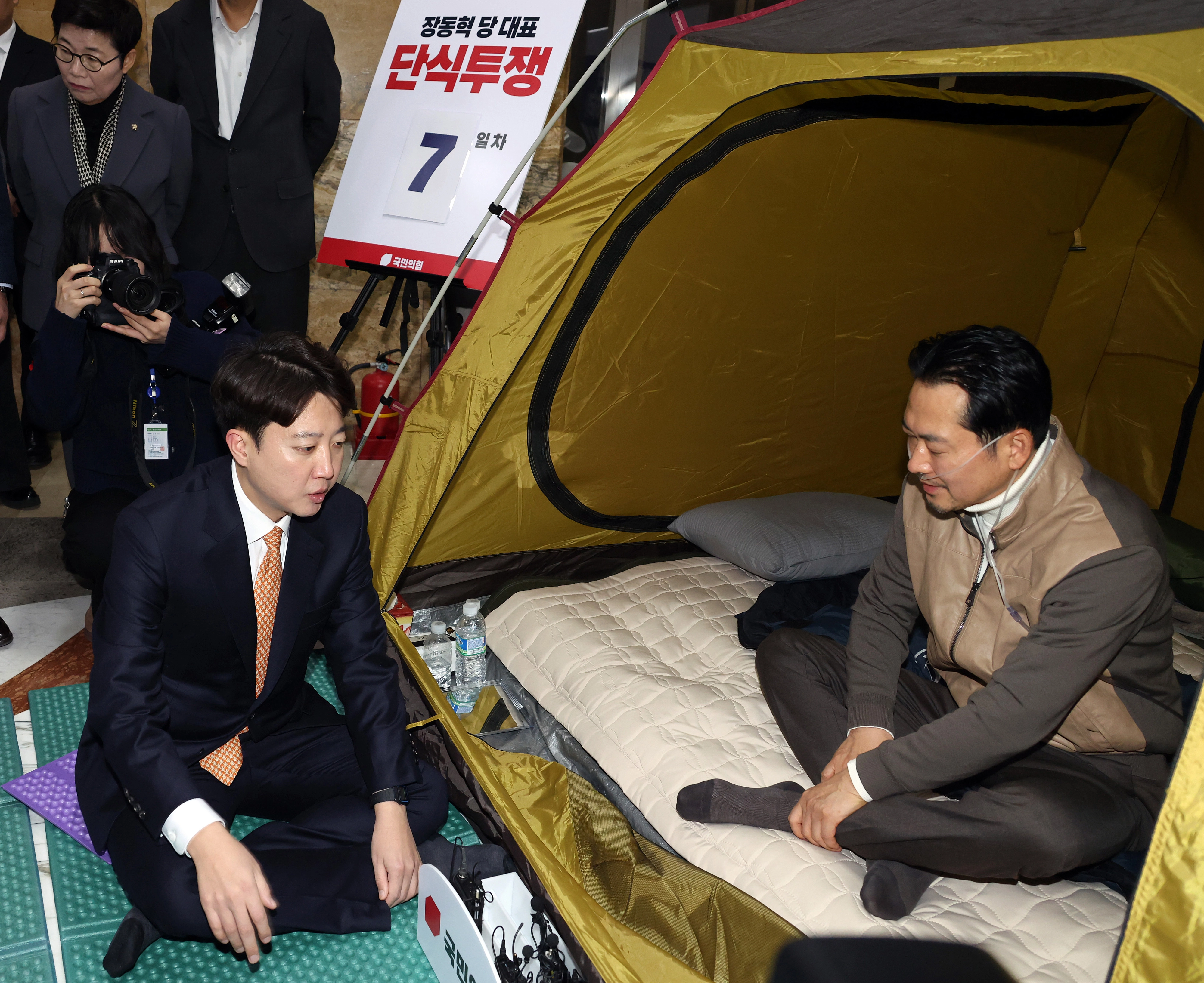 통일교·공천헌금 ‘쌍특검’ 수용을 요구하며 단식 7일 차를 맞은 장동혁 국민의힘 대표가 21일 국회 로텐더홀 단식 농성장을 찾은 개혁신당 이준석 대표와 대화하고 있다. 연합뉴스