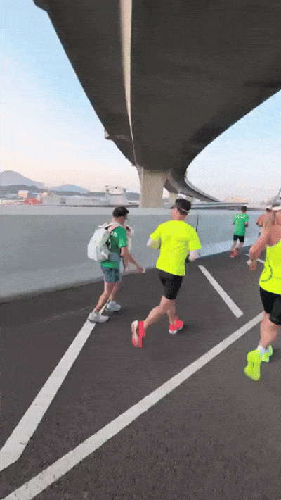 홍콩에서 열린 국제 마라톤 대회에서 한 남성이 신생아를 안은 채 달리다 퇴장당하고 경찰 조사까지 받는 사건이 발생했다. 유튜브 영상 갈무리