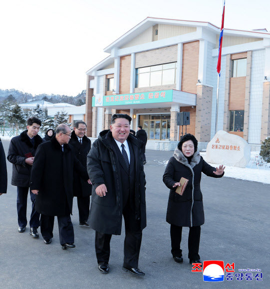 김정은 북한 국무위원장이 지난 20일 과거 운영 실태를 신랄하게 질타했던 함경북도 경성군 온포근로자휴양소 준공식에 참석해 리모델링 성과를 칭찬했다고 조선중앙통신이 21일 보도했다. 2026.1.21 평양 조선중앙통신 연합뉴스