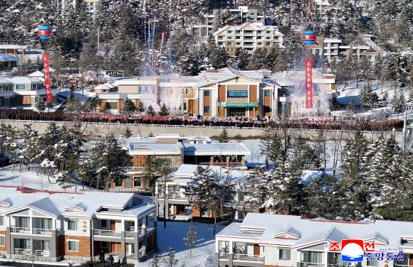 김정은 북한 국무위원장이 지난 20일 과거 운영 실태를 신랄하게 질타했던 함경북도 경성군 온포근로자휴양소 준공식에 참석해 리모델링 성과를 칭찬했다고 조선중앙통신이 21일 보도했다. 2026.1.21 평양 조선중앙통신 연합뉴스
