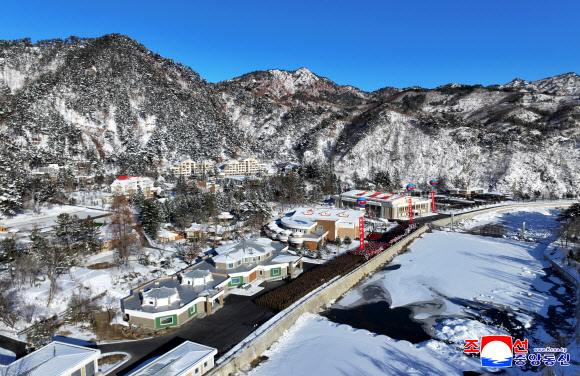 김정은 북한 국무위원장이 지난 20일 과거 운영 실태를 신랄하게 질타했던 함경북도 경성군 온포근로자휴양소 준공식에 참석해 리모델링 성과를 칭찬했다고 조선중앙통신이 21일 보도했다. 2026.1.21 평양 조선중앙통신 연합뉴스