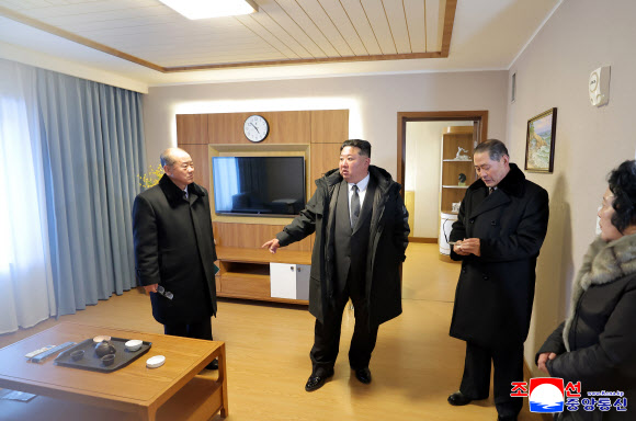 김정은 북한 국무위원장이 지난 20일 과거 운영 실태를 신랄하게 질타했던 함경북도 경성군 온포근로자휴양소 준공식에 참석해 리모델링 성과를 칭찬했다고 조선중앙통신이 21일 보도했다. 2026.1.21 평양 조선중앙통신 연합뉴스