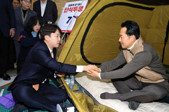 통일교·공천헌금 ‘쌍특검’ 수용을 요구하며 단식 7일 차를 맞은 국민의힘 장동혁 대표가 21일 국회 로텐더홀 단식 농성장을 찾은 개혁신당 이준석 대표와 악수하고 있다. 2026.1.21  공동취재