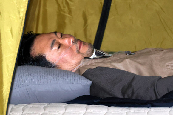 통일교·공천헌금 ‘쌍특검’ 수용을 요구하며 단식 7일 차를 맞은 국민의힘 장동혁 대표가 21일 서울 여의도 국회 로텐더홀 단식 농성장에서 의료용 산소 발생기를 착용한 채 누워있다. 2026.1.21  연합뉴스