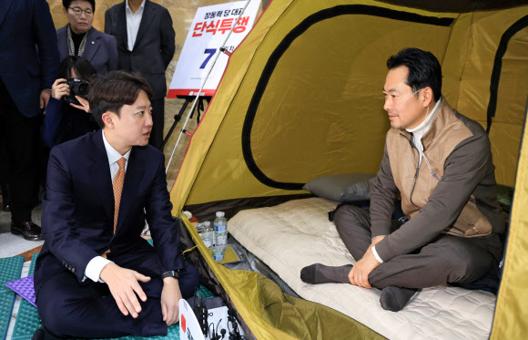 통일교·공천헌금 ‘쌍특검’ 수용을 요구하며 단식 7일 차를 맞은 국민의힘 장동혁 대표가 21일 국회 로텐더홀 단식 농성장을 찾은 개혁신당 이준석 대표와 대화하고 있다. 2026.1.21  공동취재