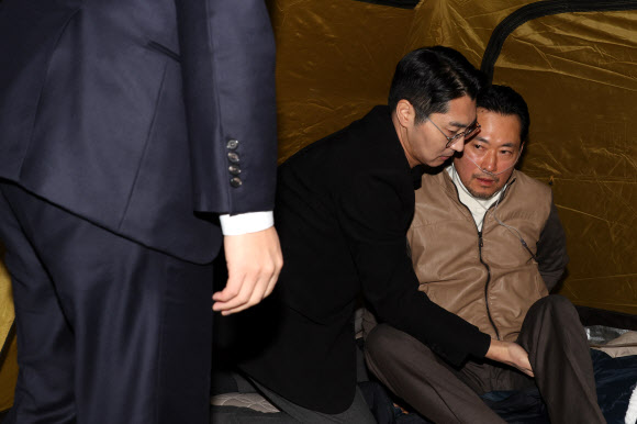 통일교·공천헌금 ‘쌍특검’ 수용을 요구하며 단식 7일 차를 맞은 국민의힘 장동혁 대표가 21일 국회 로텐더홀 단식 농성장을 찾은 개혁신당 이준석 대표를 맞이하고 있다. 2026.1.21  공동취재