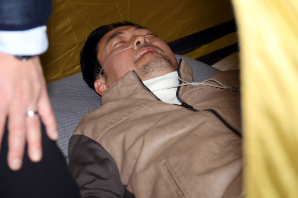 통일교·공천헌금 ‘쌍특검’ 수용을 요구하며 단식 7일 차를 맞은 국민의힘 장동혁 대표가 21일 국회 로텐더홀 단식 농성장을 찾은 개혁신당 이준석 대표와 만나 대화를 나눈 뒤 자리에 눕고 있다. 2026.1.21  공동취재