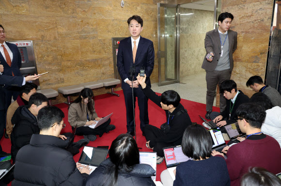 개혁신당 이준석 대표가 21일 국회에서 통일교·공천헌금 ‘쌍특검’ 수용을 요구하며 단식 7일 차를 맞은 국민의힘 장동혁 대표를 만난 뒤 기자들의 질문에 답하고 있다. 2026.1.21  연합뉴스