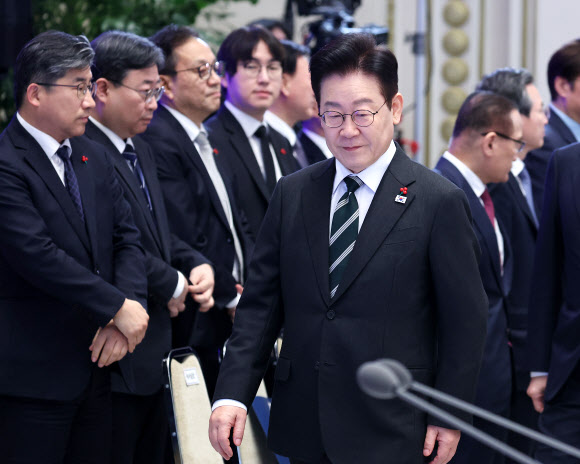 이재명 대통령이 21일 청와대 영빈관에서 열린 신년기자회견에 입장하고 있다. 2026.1.21  연합뉴스