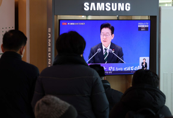 21일 서울 용산구 서울역 대합실에서 시민들이 이재명 대통령 신년 기자회견 방송을 지켜보고 있다. 2026.1.21  연합뉴스