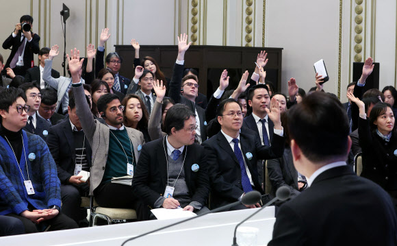 이재명 대통령이 21일 청와대 영빈관에서 열린 신년기자회견에서 외신기자 질문을 받고 있다. 2026.1.21  연합뉴스