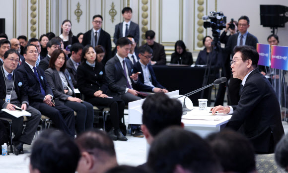 이재명 대통령이 21일 청와대 영빈관에서 신년기자회견을 하고 있다. 2026.1.21  연합뉴스