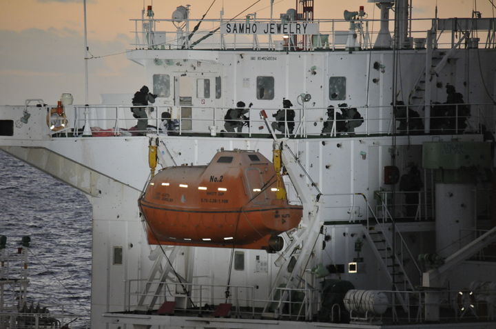 2011년 1월 21일 ‘아덴만 여명작전’ 당시 삼호주얼리호 선미를 등반 중인 해군특전대원들의 모습. 2026. 01. 21. 해군작전사 제공 뉴시스