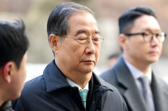 내란 우두머리 방조 혐의를 받는 한덕수 전 국무총리가 21일 서울중앙지법에서 열린 1심 선고 공판에 출석하고 있다. 2026.1.21  연합뉴스