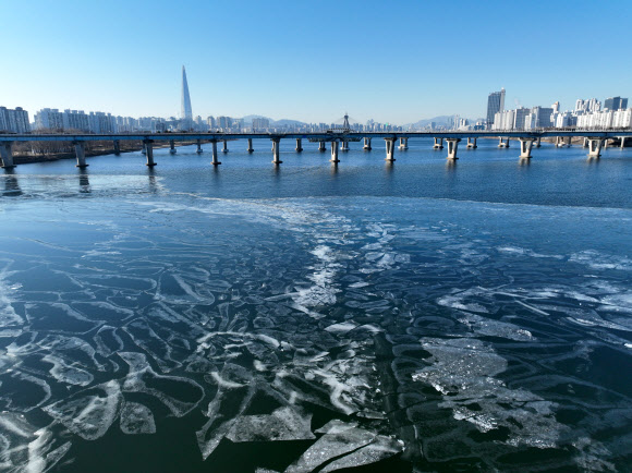 한파에 얼어버린 한강