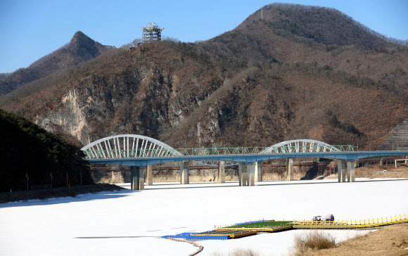 한파경보 속 꽁꽁 언 단양강