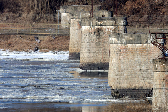 얼어 붙은 임진강